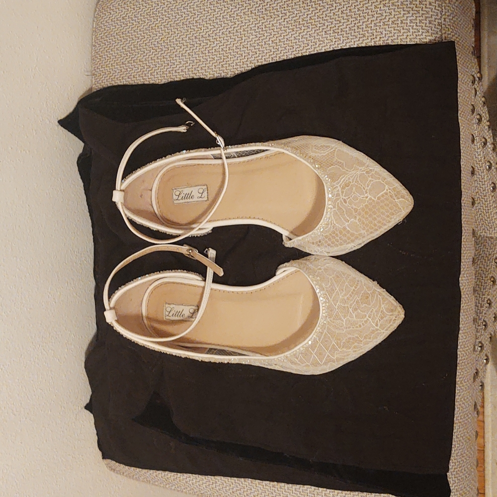 Gorgeous Ivory Lace With Crystal Beads Wedding Shoes